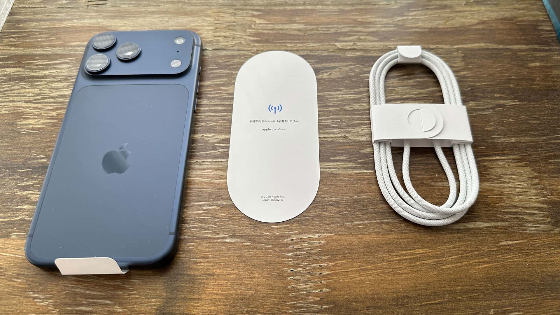 iPhone本体とUSB-Cケーブルのみの内容