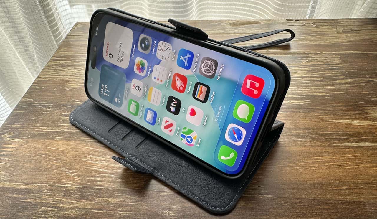 実際にiPhone 17 Pro Maxを装着しスタンド状態にした画像